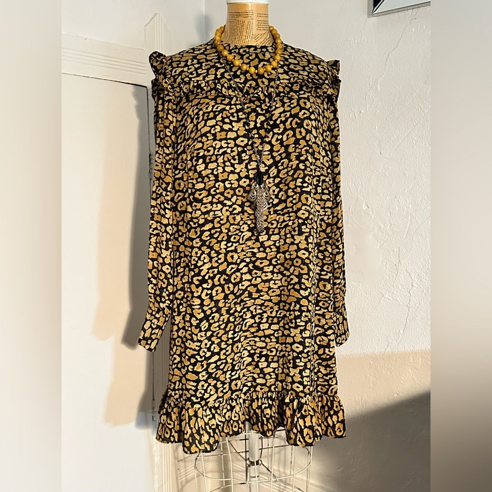 Meoooow!! Adorable leopard print long sleeve baby doll dress.